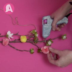 Ghirlanda pasquale: ramo fiorito con pulcini