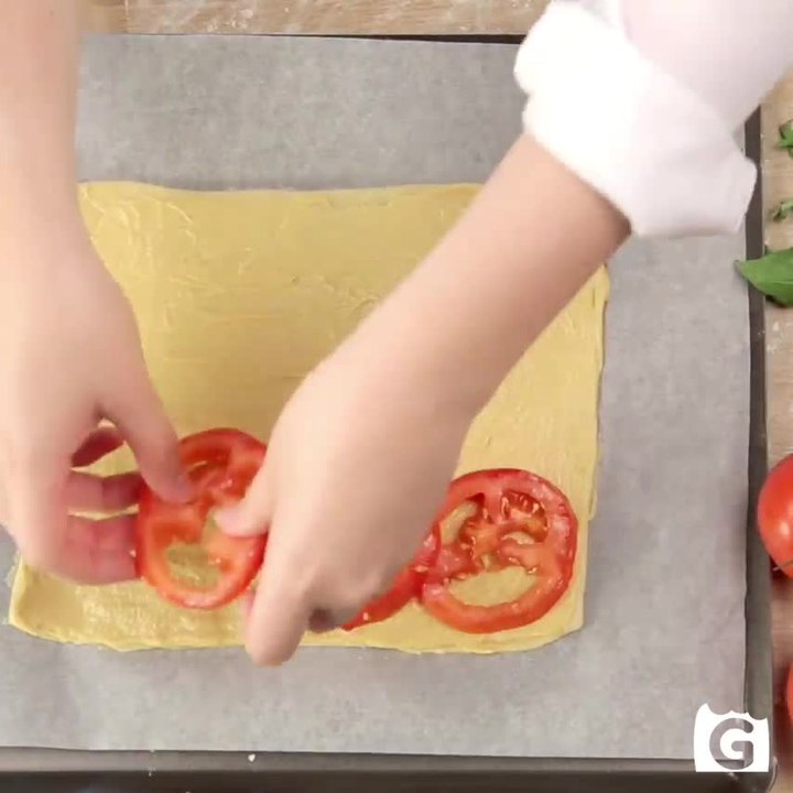 Torta salata pomodori e formaggio: la ricetta arricchita con mostarda