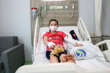 Cumhurbaşkanı Erdoğan'ın verdiği hediyeleri bir an bile elinden bırakmıyor