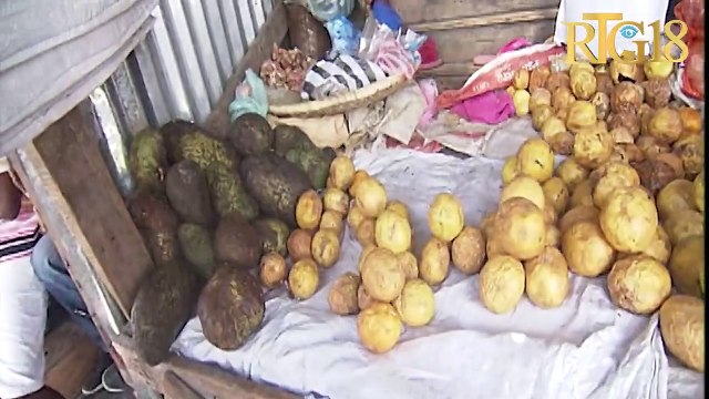 Machann nan mache kokoye nan Petyonvil fè konnen ensekirite ak pandemi Covid-19 bese lavant la.