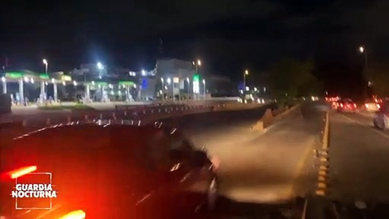 Denuncia en Tlaquebache: más de diez vehículos cayeron sobre un «cráter» que abarca los carriles laterales de la incorporación de carretera a Chapala hacia Lázaro Cárdenas