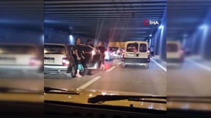 Elazığ’da pes dedirten görüntü... Yolu kesip böyle çiftetelli oynadılar