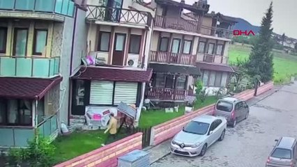 EVİNE GİREN TACİZCİYİ SON ANDA FARK EDEREK KOMŞULARINA SIĞINDI