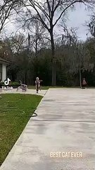 Pozitif enerjisi ile dikkatleri üzerine çeken sevimli çocuk