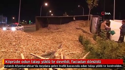 Köprüde odun talaşı yüklü tır devrildi, faciadan dönüldü