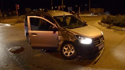 Hafif ticari araçla otomobil çarpıştı: 3 yaralı