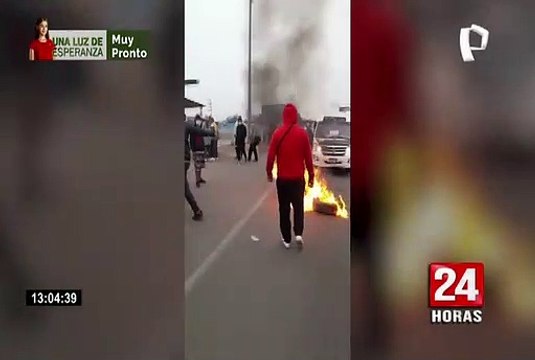 Transportistas bloquean autopista Ramiro Prialé por alza de peaje