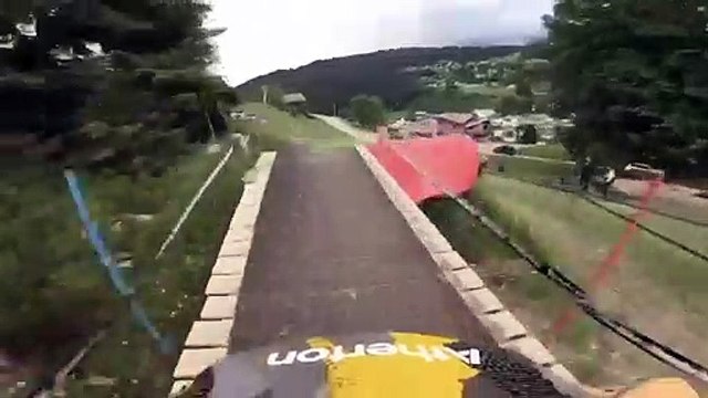 Un automobiliste force le passage en pleine compétition VTT