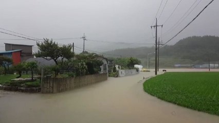 폭우에 집 휩쓴 강물...고립된 시민 구출 / YTN