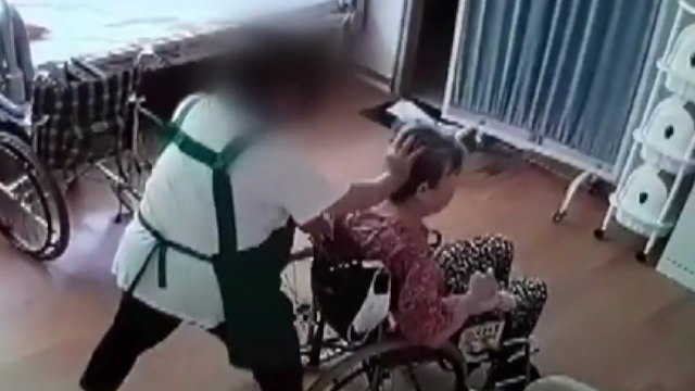 [제보는Y] 치매 노인 머리채 잡고 폭행한 요양보호사...CCTV 확보 / YTN