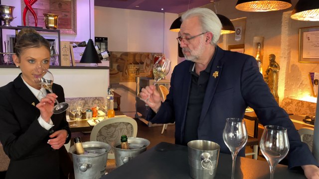 «C'est pas imbuvable, mais...» : on a fait goûter du «champagne» russe au meilleur sommelier du monde