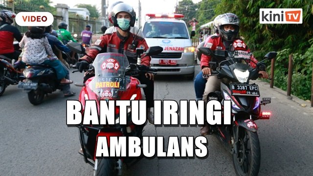 Sukarelawan bermotosikal bantu ambulans redah trafik sesak di Jakarta