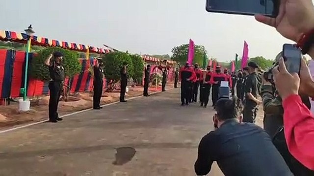 विजय मशाल युद्ध वीरों के घर ले जाकर आंगन की मिट्टी की एकत्रित