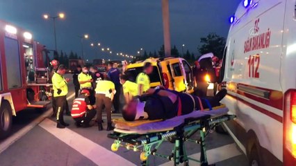 Sakarya'da ticari taksi refüje çarptı: 2 kişi öldü, 5 kişi yaralandı