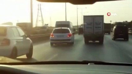 Arnavutköy’de makas atarak ilerleyen otomobil kamerada