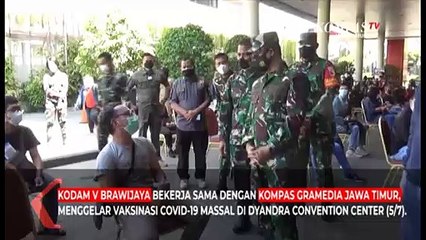 Скачать видео: Kodam V Brawijaya dan Kompas Gramedia Gelar Vaksinasi Massal