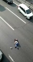 Küçükçekmece'de üste geçide çıkan kadın yola atladı