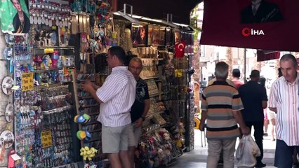 Kuşadası’nın yenilenen çarşılarına turistler ilgi gösteriyor