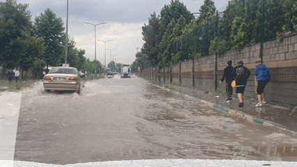 Bursa'da yollar göle döndü