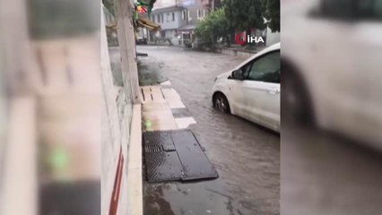 Bursa'da 10 dakikalık sağanak sele neden oldu, yollar göle döndü