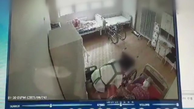 치매 노인 머리채 잡고 때린 요양보호사...피해자 가족 요양원이 은폐 / YTN