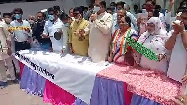 थाली-बर्तन पीटकर कांग्रेसियों ने किया महंगाई का विरोध