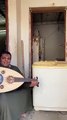 موهبة تلفت الأنظار: شاب سعودي يعزف على العود والمروس غسالة