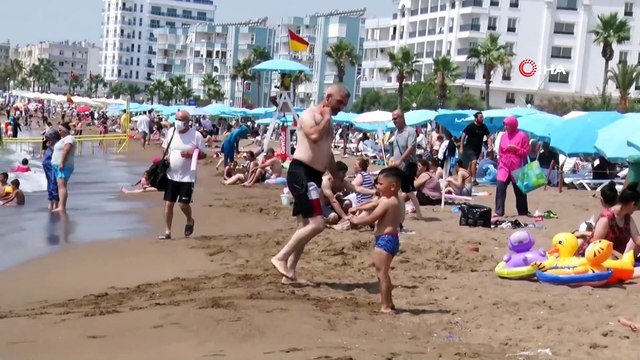 Mersin'de plajlar tatilcilerin akınına uğruyor