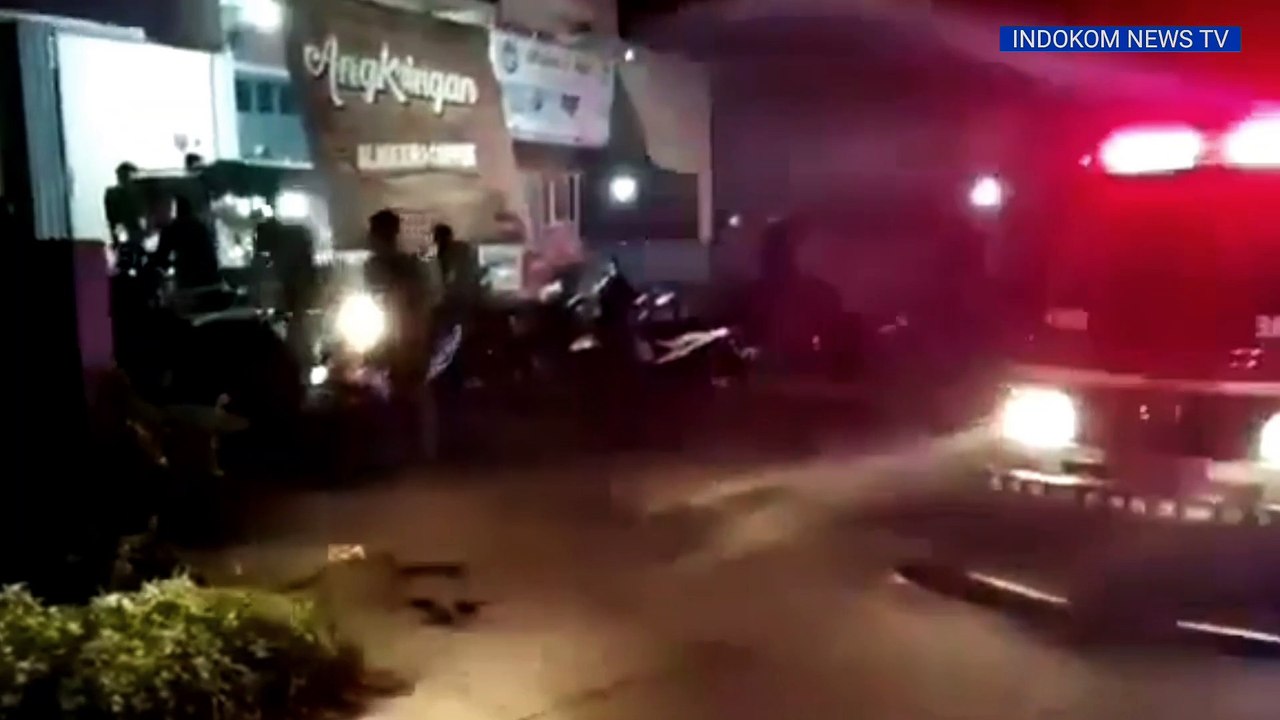 Langgar PPKM Darurat, Warung Disemprot Air Mobil Damkar