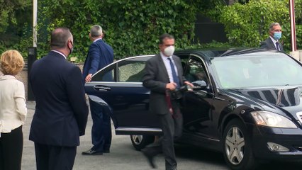 La Reina reinventa el look working con el tejido estrella del verano