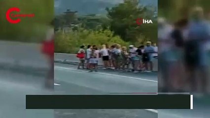 Turistleri taşıyan otobüste yangın paniği