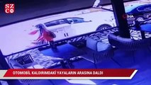 Otomobil kaldırımdaki yayaların arasına daldı