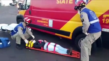 Download Video: Mulher fica ferida após colisão entre carro e moto na Avenida Tito Muffato, no Santa Cruz