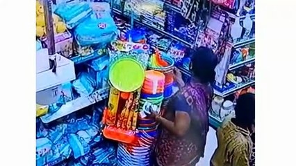 என்னா ஒரு துணிச்சல்.. ஒவ்வொன்றாக எடுத்து.. மொத்தமாக சிக்கிக்கொண்ட பெண்! அதிர்ச்சி வீடியோ