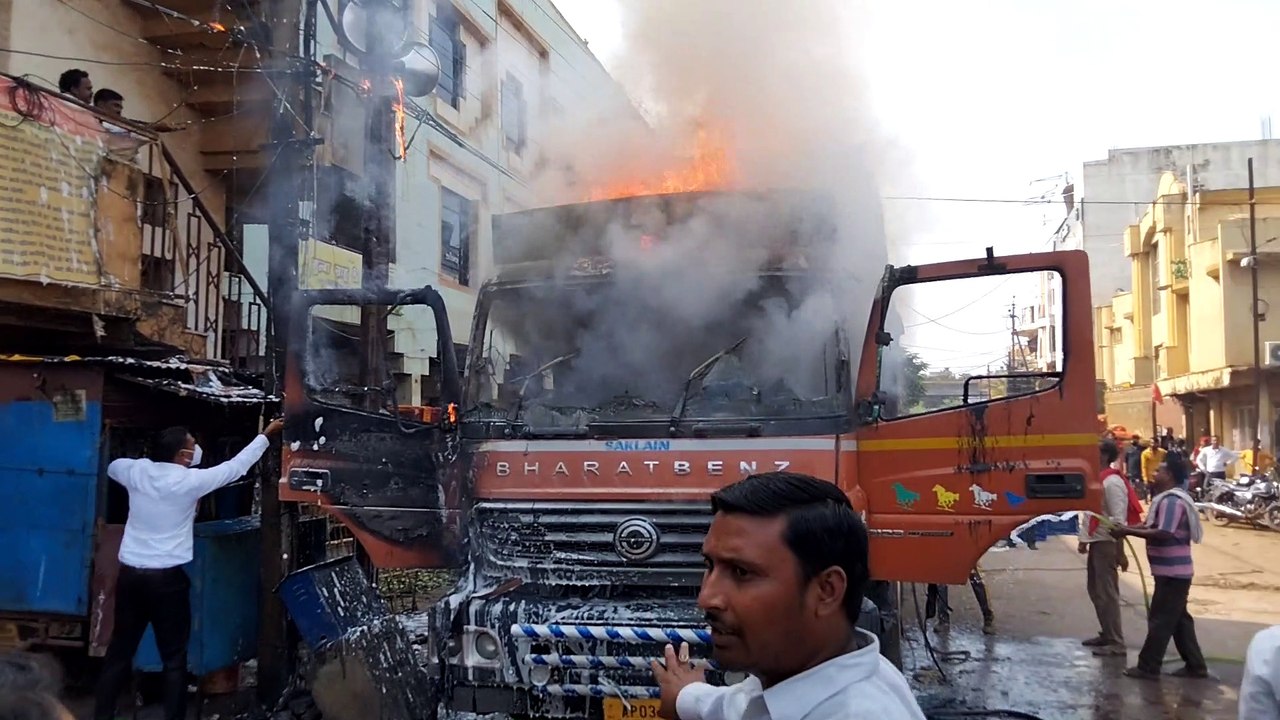 हरी सब्जियों से भरी ट्रक में लगी भयंकर आग, केबिन में खाना बना रहे ड्राइवर और खलासी ने कूदकर बचाई जान
