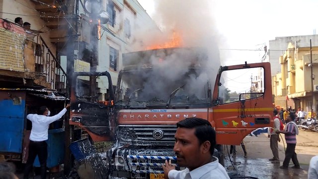 हरी सब्जियों से भरी ट्रक में लगी भयंकर आग, केबिन में खाना बना रहे ड्राइवर और खलासी ने कूदकर बचाई जान