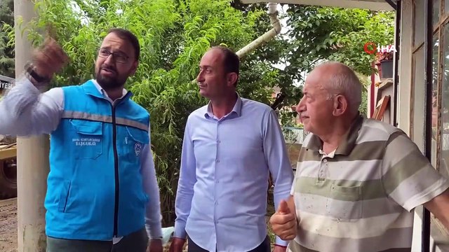 Sel mağduru yaşlı kadın, belediye personeline sarılarak gözyaşı döktü