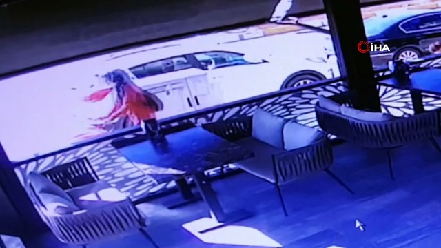 Feci kaza kamerada... Otomobil kaldırımdaki yayalara arasına daldı