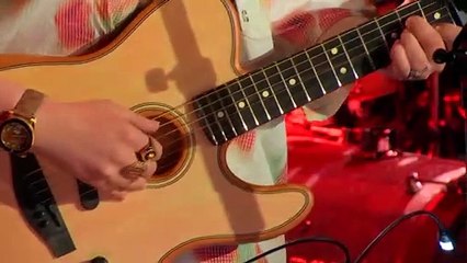 Hoshi chante "Ta marinière" dans "Le Grand Studio RTL"