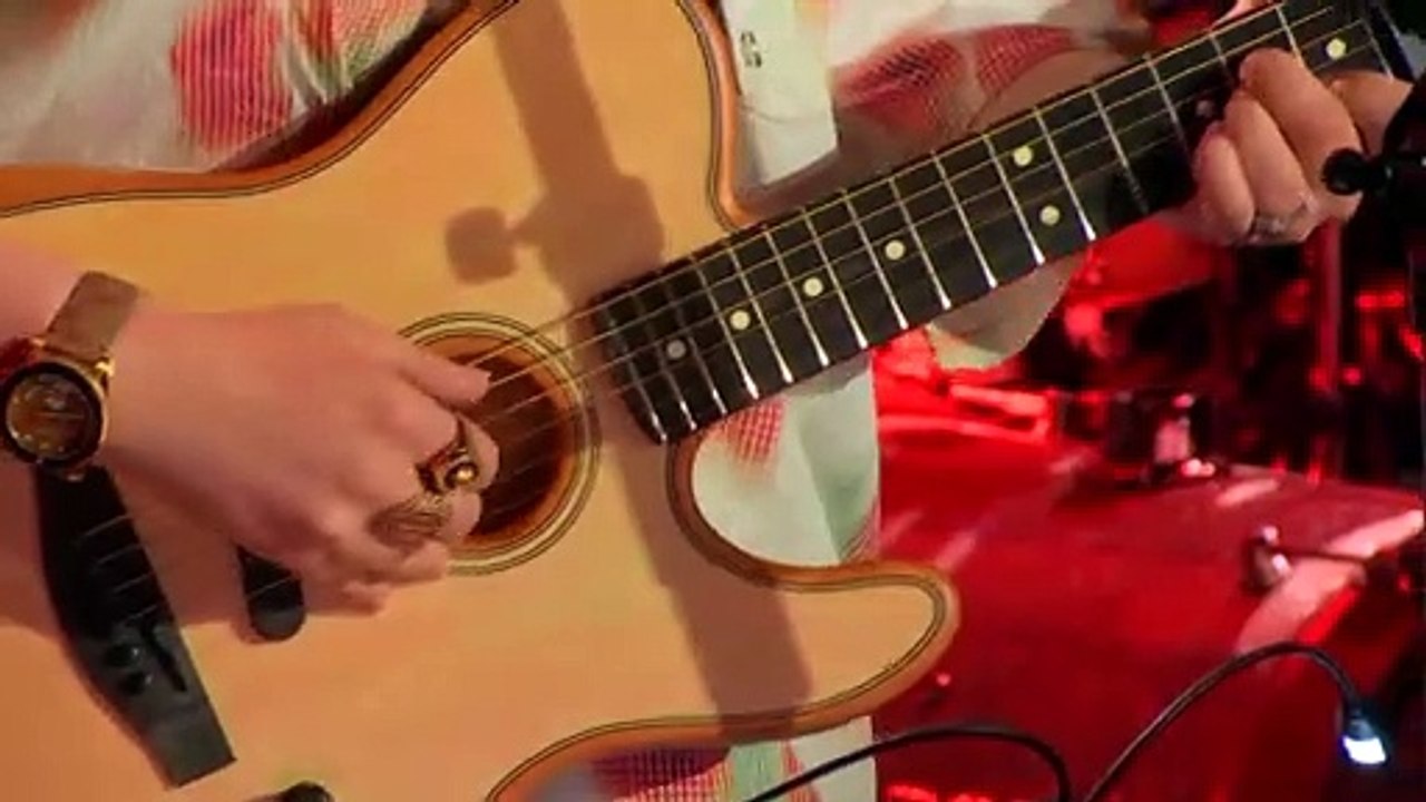 Hoshi chante "Ta marinière" dans "Le Grand Studio RTL"