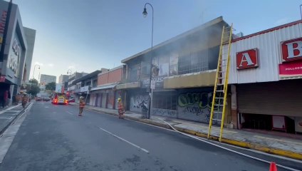 ext-quema-de-basura-dentro-de-edificio-en-san-jose-genera-emergencia-060721