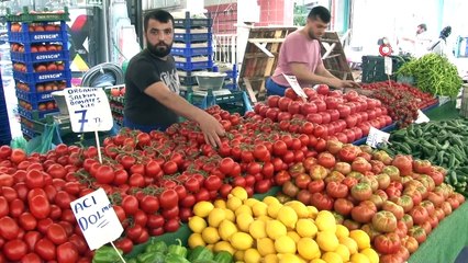 Yağmur yağsa da pazar tezgahları boş kalmadı