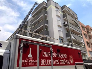 İzmir'de 6 katlı binada yangın paniği