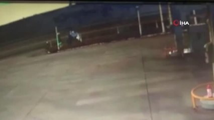 Kontrolden çıkan otomobil yol kenarındaki çukura düştü... O anlar kamerada