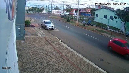 Vídeo mostra que motorista perdeu o controle da direção após atingir traseira de carro estacionado