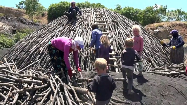Geçimlerini mangal kömürü üreterek sağlayan işçiler Sıcak hava ve yakılan kömürün yaydığı ısıya rağmen yoğun bir mesai harcıyor