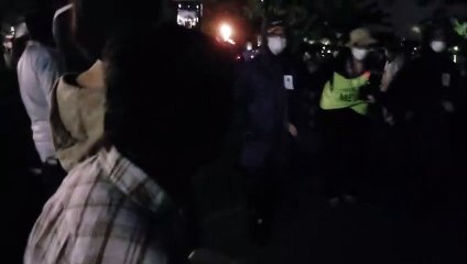 Olimpiyat oyunlarının iptal edilmesini isteyen bir eylemci, meşaleyi su tabancasıyla söndürmeye çalıştı