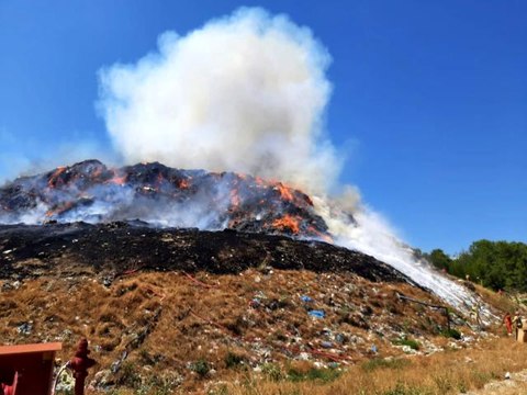 Manavgat çöp tesisinde çıkan yangın ormanlık alana sıçramadan söndürüldü