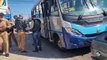 Colisão entre ônibus e carro deixa duas pessoas feridas