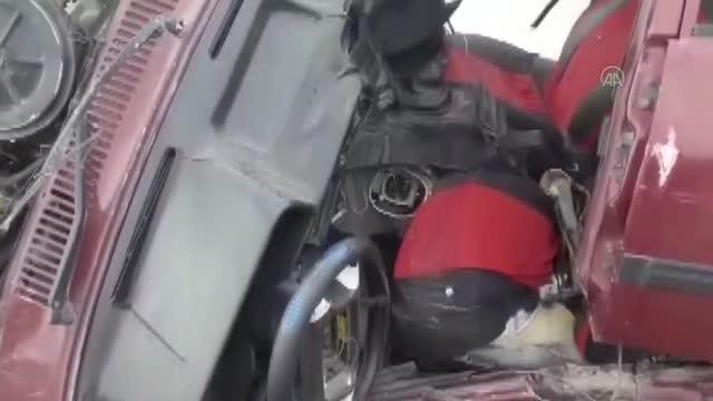 Akaryakıt istasyonu tabelasına çarpan otomobildeki iki kişi yaralandı